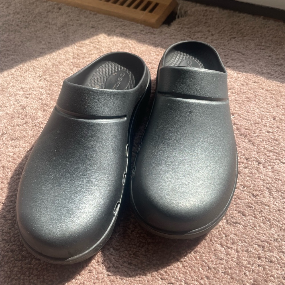 Oofos women’s clogs